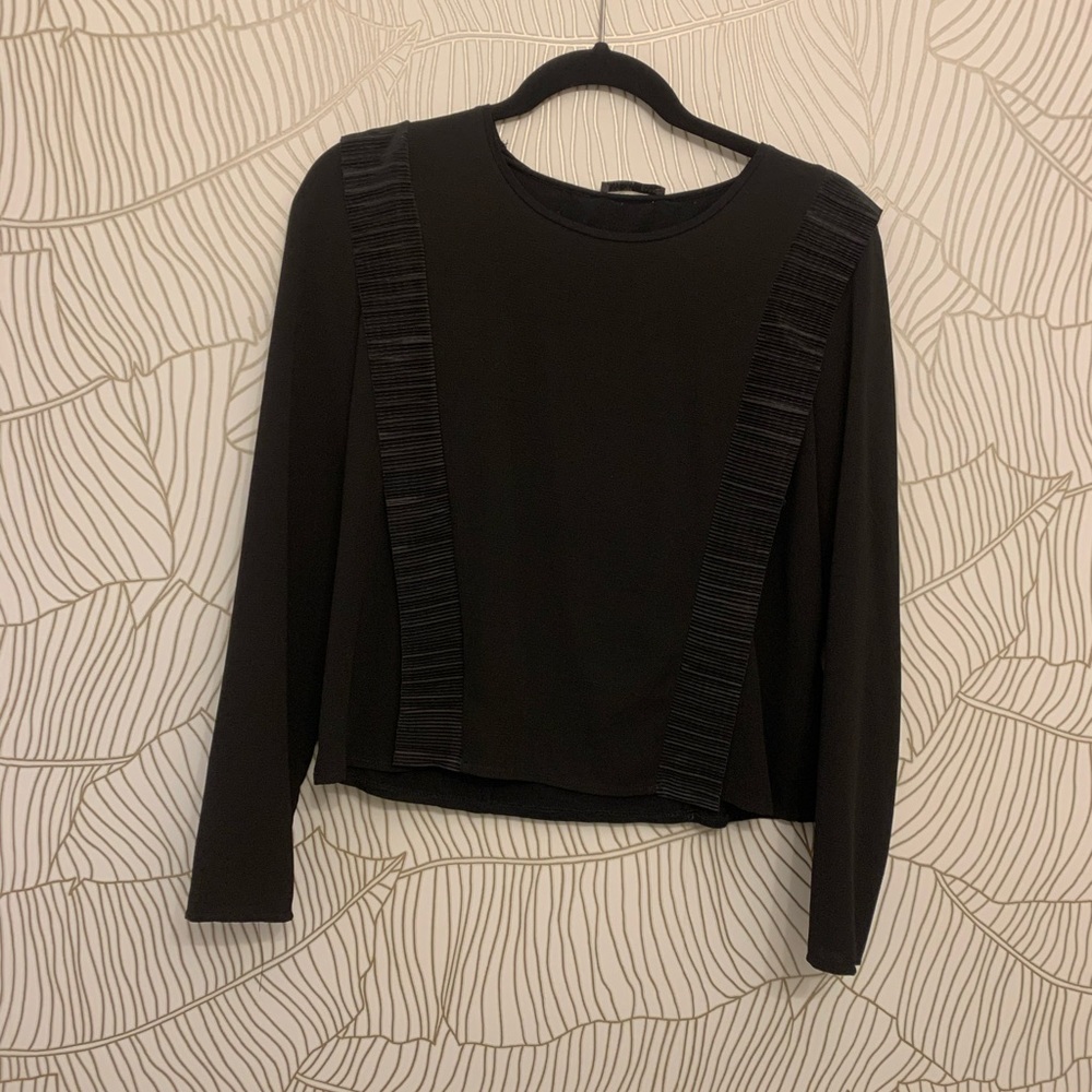 Detailed black shirt